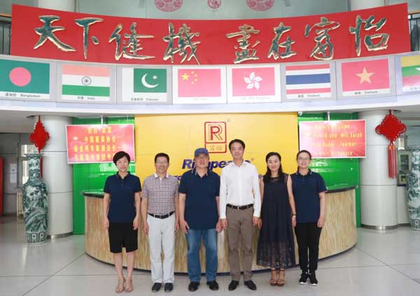 中國服裝協會一行人合影留念