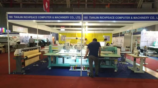 工作人員調試展機