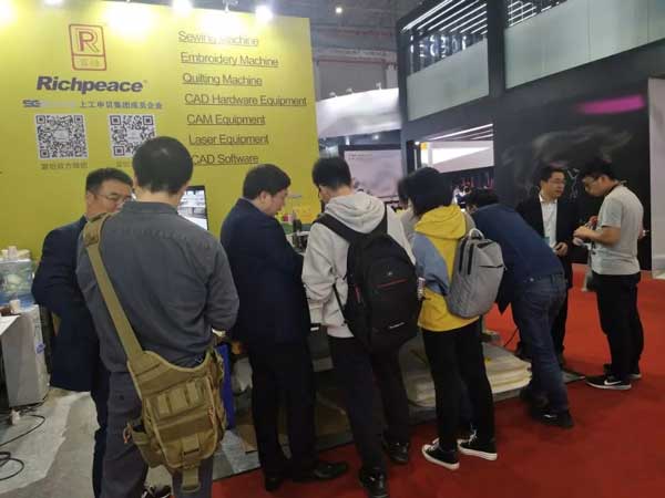 　  如果沒有把握讓客戶增值  就果斷的放棄訂單  　　——Richpeace上工富怡          接下來由小編詳細為您介紹富怡大幅面激光裁床    富怡大幅面激光裁床.jpg         1.大幅面自動送料系統滿足整匹布料的下料、加工，為企業提高生產效率  　　2.恒定光路設計確保大幅面切割時各個位置光路輸出一致, 加工效果一致  　　3.機體分體式設計，方便裝運  　　4.直線導軌XY向運動  　　5.軟件直接與AutoCAD，CorelDraw，富怡服裝CAD 無縫對接， 實現雕刻圖形直接