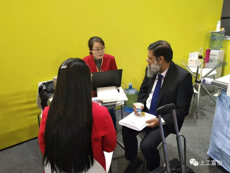 外商參觀富怡電腦鋪布機(jī)等設(shè)備 外商參觀富怡電腦鋪布機(jī)等設(shè)備