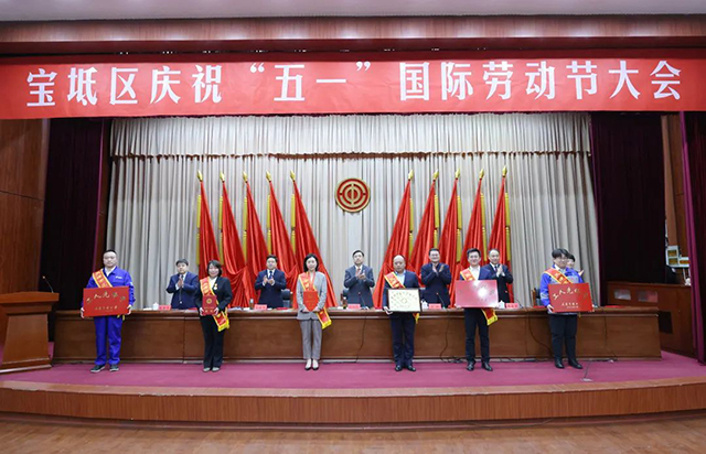 全國五一勞動獎?wù)? border= 全國五一勞動獎?wù)?/></p><p id=